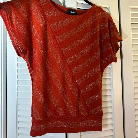 Iz Byer Red Top with Gold Accents - Picture 4 of 5